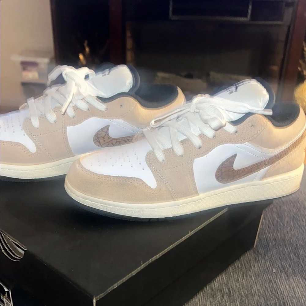 Back To School Jordan Kids' Low-Top Sneakers in White and Tan